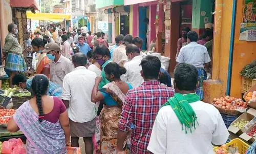 சமூக இடைவெளியின்றி இன்றுகாலை செங்கல்பட்டு மார்க்கெட்டில் திரண்டமக்கள்!