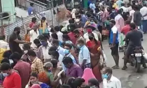 சேலத்தில் சமூக இடைவெளியை  மறந்து  சந்தையில் கூடியபொதுமக்கள்:தொற்று பரவும் அபாயம்