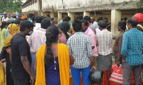 வானகரம் மீன்மார்க்கெட்டில் கூடிய அசைவபிரியர்கள்; கொரோனா பரவும் அபாயம்!