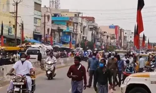 கும்மிடிப்பூண்டி பஜாரில் அலைமோதும் மக்கள்; கொரோனா பரவும் அபாயம்!