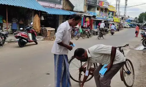 மயிலாடுதுறையில் முகக்கவசம் அணியாதவரிடம்  காலில் விழுந்து வேண்டுகோள் விடுத்த  பேரூராட்சி ஊழியர்