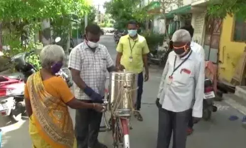 கரூர் நகராட்சியில் வீடுவீடாக கபசுர குடிநீர் வழங்கல்