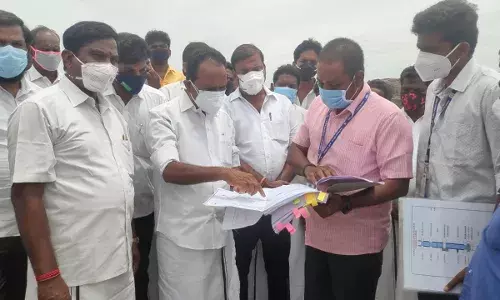 விக்கிரவாண்டி அருகே உள்ள நந்தன் கால்வாயை  எம்எல்ஏ புகழேந்தி ஆய்வு செய்தார்