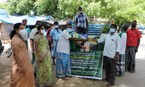 கிருஷ்ணகிரி தோட்டக்கலை சார்பில் வாகனம் மூலம் காய்கறி, பழங்கள் விற்பனை