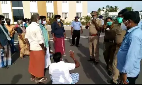 கரூரில் தொற்றால்  உயிரிழந்த பெண்ணின்  உடலை பெற உறவினர்கள் சாலைமறியல்