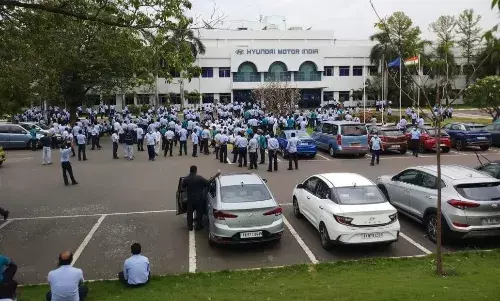 கொரோனா பரவலை தடுக்க ஸ்ரீபெரும்புதூர் கார் நிறுவனம் உற்பத்தி நிறுத்தம்