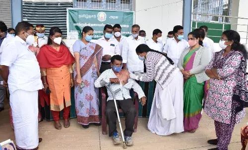 மாற்றுதிறனாளிக்களுக்கு தடுப்பூசி செலுத்தும் பணி  நீலகிரியில் அமைச்சர் துவக்கிவைத்தார் மாற்றுதிறனாளிக்களுக்கு தடுப்பூசி செலுத்தும் பணி  நீலகிரியில் அமைச்சர் துவக்கிவைத்தார்