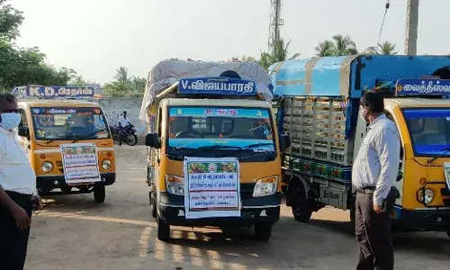 உளுந்தூர்பேட்டை அருகே நடமாடும் காய்கறி வாகனங்களை அரசு அலுவலர்கள் தொடங்கி வைத்தனர்