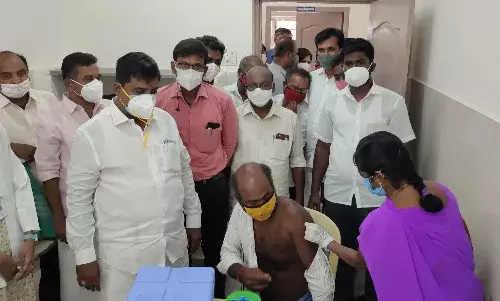 பூம்புகார் அருகே கொரோனா தடுப்பூசி செலுத்தும் பணி எம்எல்ஏ நிவேதா முருகன் தொடங்கி வைத்தார்