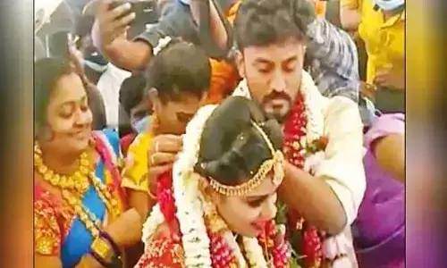 ஊரடங்கு ஒருநாள் தளர்வு.. விமானத்தில் திருமணம்..!  -விசாரணைக்கு உத்தரவு