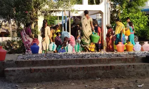 குடிநீர் குழாயில் கூடும் மக்களால் மேலும் கொரோனா  பரவும் அபாயம்
