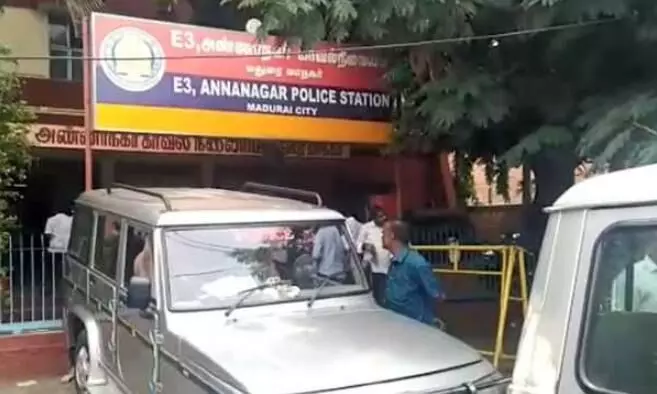 மதுரை அண்ணாநகரில் வீட்டை உடைத்து நகை பணம் கொள்ளை மதுரை அண்ணாநகரில் வீட்டை உடைத்து நகை பணம் கொள்ளை