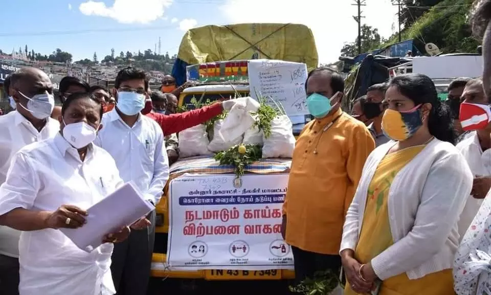 குன்னூரில் நடமாடும் காய்கறி வண்டிகளை துவக்கி வைத்த அமைச்சர் குன்னூரில் நடமாடும் காய்கறி வண்டிகளை துவக்கி வைத்த அமைச்சர்