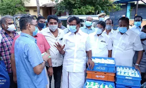 பொதுமக்களுக்கு தேவையான பணிகளை அதிகாரிகள் விரைந்து செய்கின்றனர் - அமைச்சர் நாசர்