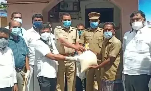 அறந்தாங்கியில்   ரோட்டரி சங்கம் ஆட்டோ ஓட்டுனர்களுக்கு நிவாரண தொகுப்பு வழங்கல் அறந்தாங்கியில்   ரோட்டரி சங்கம் ஆட்டோ ஓட்டுனர்களுக்கு நிவாரண தொகுப்பு வழங்கல்