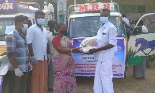 பட்டுக்கோட்டை அருகே  விடு வீடாக கொரோனா நிவாரணம் வழங்கிய வெளிநாடு வாழ் இளைஞர்கள் பட்டுக்கோட்டை அருகே  விடு வீடாக கொரோனா நிவாரணம் வழங்கிய வெளிநாடு வாழ் இளைஞர்கள்
