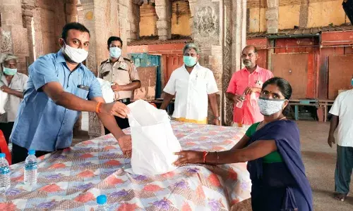 ஸ்ரீரங்கம் ரங்கநாதர் கோயில் ஒப்பந்த பணியாளர்களுக்கு கொரோனா நிவாரண தொகுப்பு