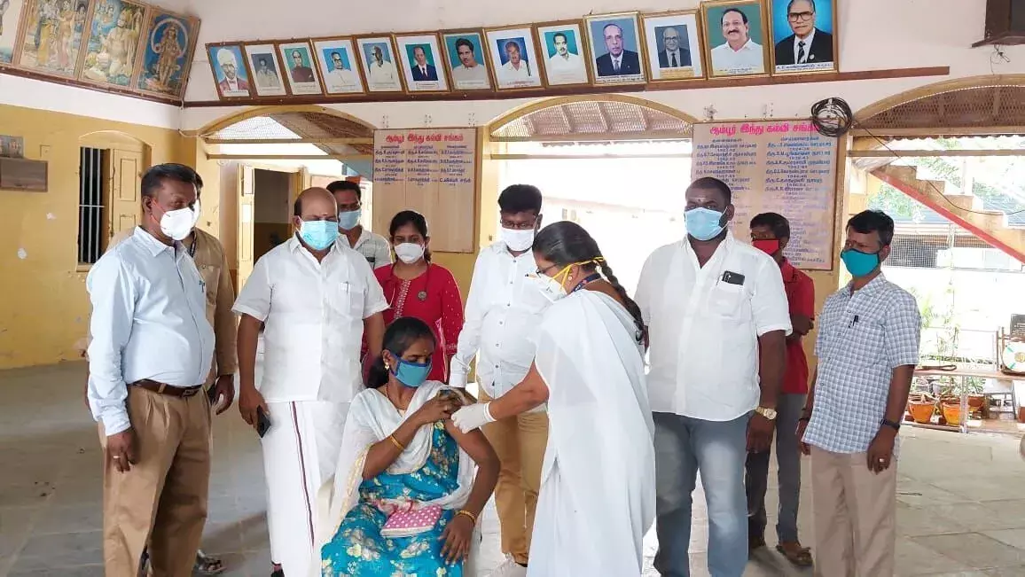 ஆம்பூரில் கொரோனா தடுப்பூசி போடும் பணியினை எம்எல்ஏ வில்வநாதன் தொடங்கி வைத்தார் ஆம்பூரில் கொரோனா தடுப்பூசி போடும் பணியினை எம்எல்ஏ வில்வநாதன் தொடங்கி வைத்தார்