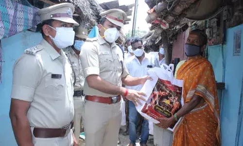 தஞ்சாவூரில் தொழிலாளர்களின் வீடுகளுக்கே சென்று  நிவாரண உதவி வழங்கிய போலீஸ் எஸ்பி தஞ்சாவூரில் தொழிலாளர்களின் வீடுகளுக்கே சென்று  நிவாரண உதவி வழங்கிய போலீஸ் எஸ்பி
