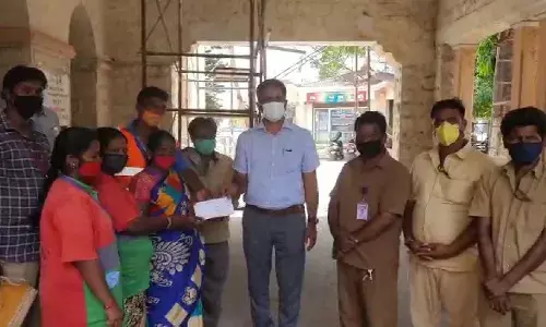 கோவை: முதலமைச்சரின் கொரோனாகள் நிவாரணத்துக்கு தூய்மை பணியாளர் நிதி! கோவை: முதலமைச்சரின் கொரோனாகள் நிவாரணத்துக்கு தூய்மை பணியாளர் நிதி!