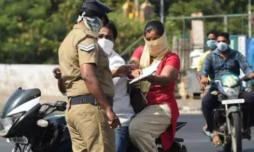 சென்னையில் கொரோனா ஊரடங்கு விதிகளை மீறிய 1453 வாகனங்கள் பறிமுதல்! சென்னையில் கொரோனா ஊரடங்கு விதிகளை மீறிய 1453 வாகனங்கள் பறிமுதல்!