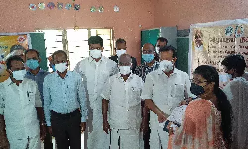 விழுப்புரத்தில் தடுப்பூசி போடும் பணியை அமைச்சர்கள் தொடங்கி வைத்தனர் விழுப்புரத்தில் தடுப்பூசி போடும் பணியை அமைச்சர்கள் தொடங்கி வைத்தனர்