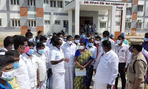 கொரோனா சிகிச்சை மையங்களை அமைச்சர் ஆய்வு செய்தார் கொரோனா சிகிச்சை மையங்களை அமைச்சர் ஆய்வு செய்தார்