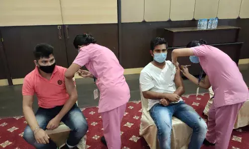 தொழிற்சாலை பணியாளர்களுக்கு கொரோனா தடுப்பு ஊசி முகாம் தொழிற்சாலை பணியாளர்களுக்கு கொரோனா தடுப்பு ஊசி முகாம்