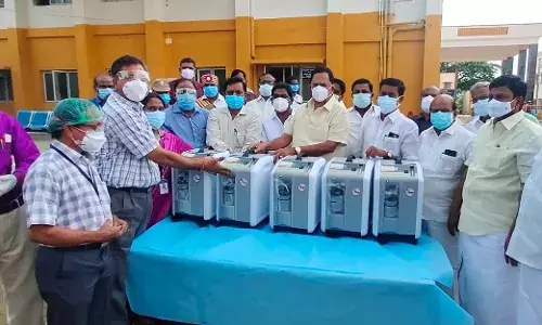 திருப்பத்தூர் அரசு மருத்துவமனைக்கு ஆக்சிசன் கருவிகளை வழங்கிய தனியார் தொண்டு நிறுவனம்