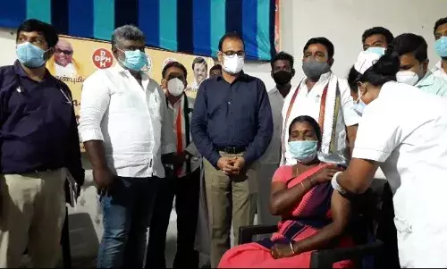 தென்காசியில் தடுப்பூசி முகாம், மக்கள் பிரதிநிதிகள் மாவட்ட ஆட்சியர் தொடங்கி வைத்தனர் தென்காசியில் தடுப்பூசி முகாம், மக்கள் பிரதிநிதிகள் மாவட்ட ஆட்சியர் தொடங்கி வைத்தனர்
