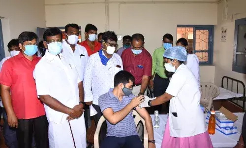 மத்திய பாதுகாப்புப்படை ஊழியர்களுக்கு தடுப்பூசி: அமைச்சர் துவக்கினார்