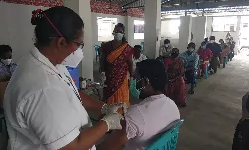 பெரம்பலூர் அருகே கொரோனா பரிசோதனை மற்றும் தடுப்பூசி முகாம் நடைபெற்றது பெரம்பலூர் அருகே கொரோனா பரிசோதனை மற்றும் தடுப்பூசி முகாம் நடைபெற்றது