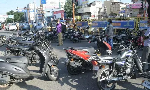 ஊரடங்கு  மீறல்: 2 நாட்களில் 2340 வாகனங்கள் பறிமுதல் ரூ.13.25 லட்சம் அபராதம் ஊரடங்கு  மீறல்: 2 நாட்களில் 2340 வாகனங்கள் பறிமுதல் ரூ.13.25 லட்சம் அபராதம்