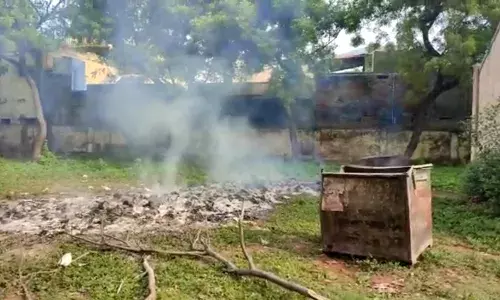 சேலம் மாநகராட்சி ஊழியர்களின் பொறுப்பற்ற செயலால் குடியிருப்பு பகுதிகளில் புகை சூழ்ந்தது