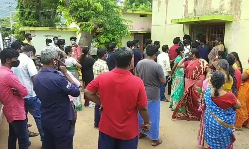 கொடைரோடு அருகே தடுப்பூசி போட மக்கள் அதிகம் வருவதால் ஊழியர்கள் திணறல்