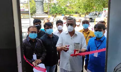 கோவையில் கொரோனா உதவி மையமாக மாறிய கட்சி ஆபீஸ்!