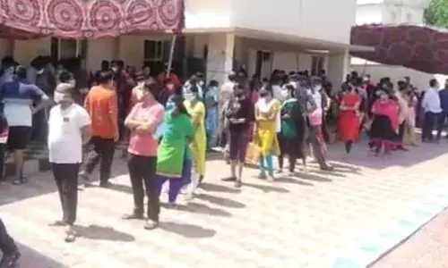 தடுப்பூசி போட வெயிலில் காத்திருக்கும் மக்கள்! சேலம் மாநகராட்சி கவனிக்குமா?