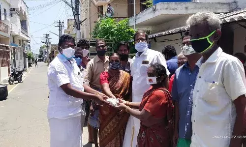 குமாரபாளையத்தில் ஏழை எளிய மக்களுக்கு தொடர்ச்சியாக உணவு வழங்கும் திமுகவினர்
