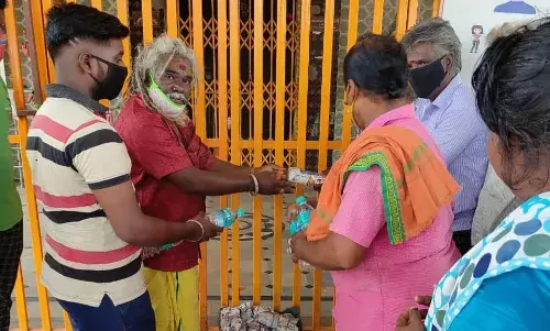 வாலாஜாபேட்டையில் சாலையோர வாசிகளுக்கு உணவு வழங்கப்பட்டது