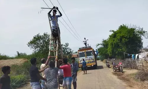 அரியலூர் அருகே உயிரை கையில் பிடித்துகொண்டு ஊருக்கு மின்சாரம் தொடர வழிவகுத்த இளைஞர்கள்
