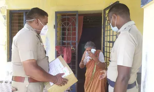 ராணுவ வீரரின் தாயாருக்கு பார்சலில் வந்த மருந்தை கொண்டு சேர்த்த விக்கிரவாண்டி காவல்துறை