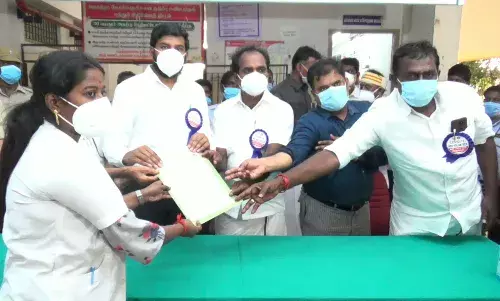 நாகையில் மருத்துவர்கள், செவிலியர்களுக்கு பணி நியமன ஆணை அமைச்சர் வழங்கினார்