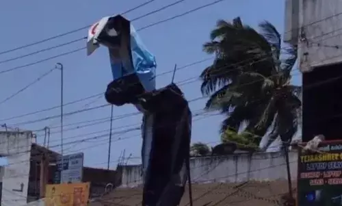 திருவள்ளூர்: உயரழுத்த மின்கம்பியில் விளம்பர பேனர் விழுந்ததால் பரபரப்பு