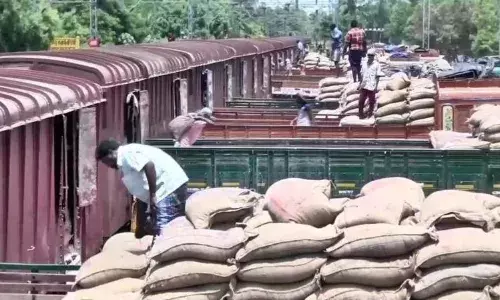 தெலுங்கானாவில் இருந்து  திண்டுக்கலுக்கு  ரயிலில் வந்தது 2,630 டன் ரேஷன்  அரிசி
