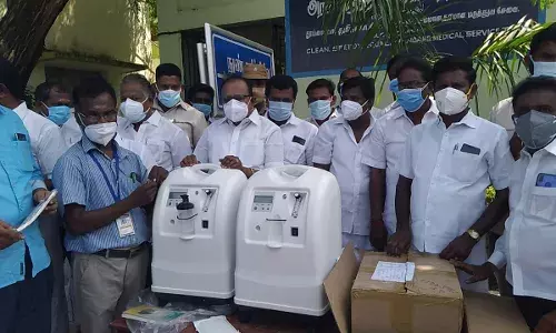 அறந்தாங்கி அரசு மருத்துவமனைக்கு மருத்துவ உபகரணங்களை வழங்கிய சமூக ஆர்வலர்கள்