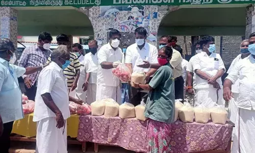 உளுந்தூர்பேட்டையில் தூய்மை பணியாளர்களுக்கு  அத்தியாவசிய பொருட்களை வழங்கிய எம்எல்ஏ