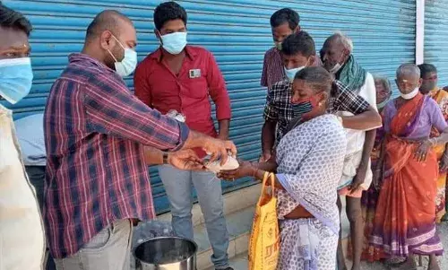 விராலிமலை: உதயநிதி ரசிகர் மன்றத்தினர், சாலையோர முதியவர்களுக்கு உணவு