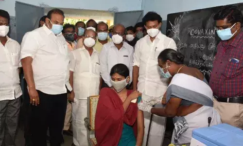 திருச்சியில் ஆசிரியர்களுக்கு கொரோனா தடுப்பூசி முகாம் அமைச்சர் மகேஷ் பொய்யாமொழி ஆய்வு