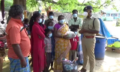 திருப்பத்தூரில்  பூம் பூம் மாட்டுக்காரர்களுக்கு மளிகை பொருட்கள் வழங்கிய எஸ்.பி விஜயகுமார்