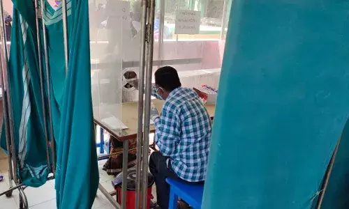 காவேரிப்பட்டணம் அரசு மருத்துவமனையில் பாதுகாப்பு உடை அணியாமல் கொரோனா பரிசோதனை